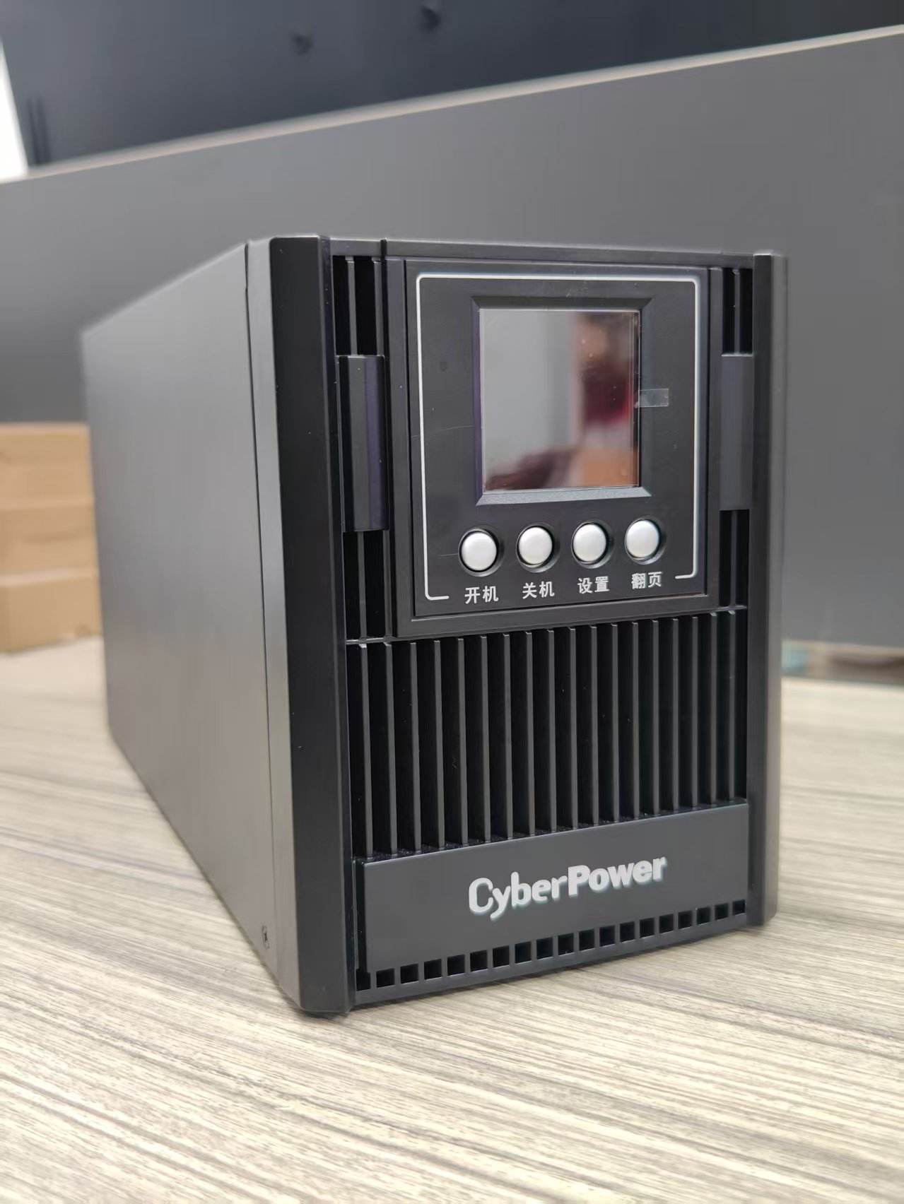 硕天 CyberPower OLS 系列在线式 UPS（实拍，带 LCD 显示）